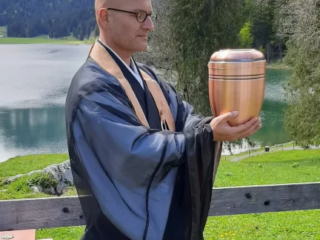 Zen Pfarrer - Trauerredner - Zen Vater Meister Reding