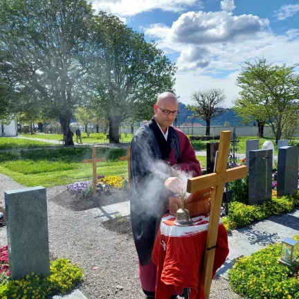 Zeremonienleiter für die Beerdigung - Zen Meister - Vater Reding