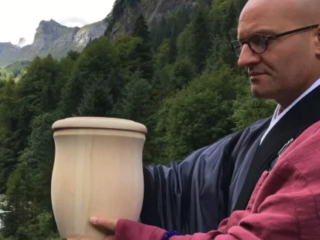 Geistliche und Spirituelle Abschiedsfeier mit Trauerredner - Zen Vater Meister Reding