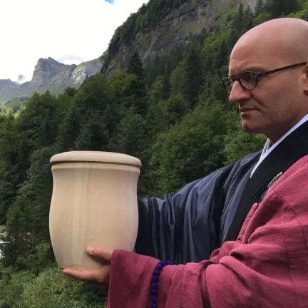 Zeremonienleiter für die Beerdigung - Zen Meister - Vater Reding