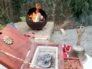 Phönix Ritual bei der Beerdigung - Weihrauch und Sandelholz