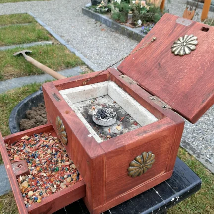 Phönix Ritual bei der Beerdigung - Weihrauch und Sandelholz