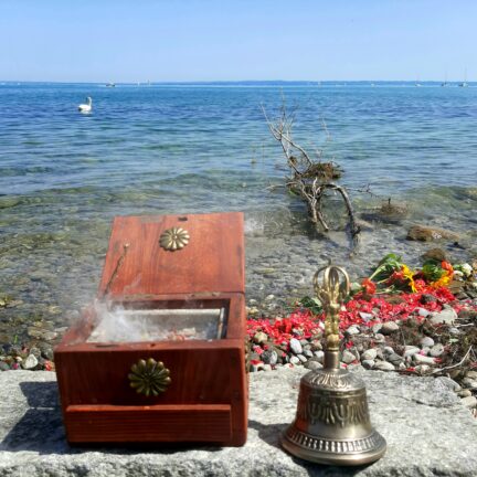 Phönix Ritual bei der Beerdigung - Weihrauch und Sandelholz