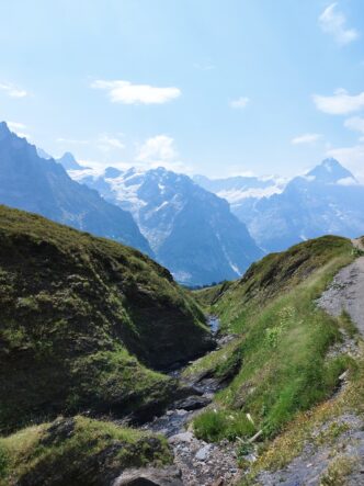 Abschiedsfeier und Asche verstreuen mit Trauerredner Abt Reding in Grindelwald bei Eiger Mönch und Jungfrau.