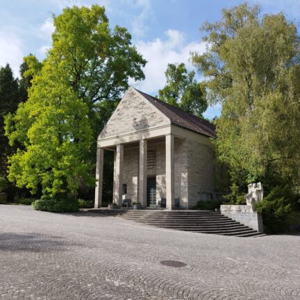 Bestattungsredner - Stadt Zürich - Trauerredner Zen Vater Meister Reding