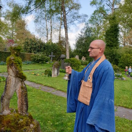 Gedenkzeremonie - 5 Jahre - Ritual am Grab - Trauerredner - Zen Meister Reding