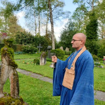 Bestattungsvorsorge mit Trauerredner - Zen Meister - Vater Reding