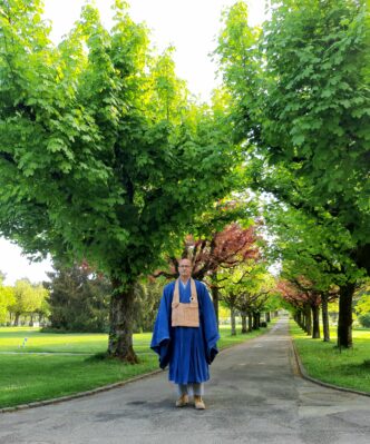 Allerseelen Friedhof Zeremonie mit Zen Mönch Vater Reding