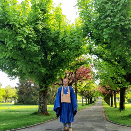 Allerseelen Friedhof Zeremonie mit Zen Mönch Vater Reding