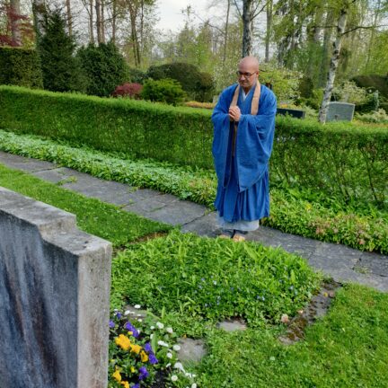Gedenkzeremonie - 15 Jahre mit Trauerredner - Zen Meister Reding