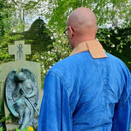 Alternatives Begräbnis mit Trauerredner Zen Meister Vater Reding