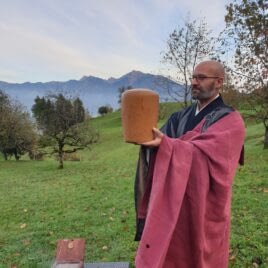 Trauergottesdienst - Würdevoll Abschiednehmen mit Vater Reding - Zen Meister