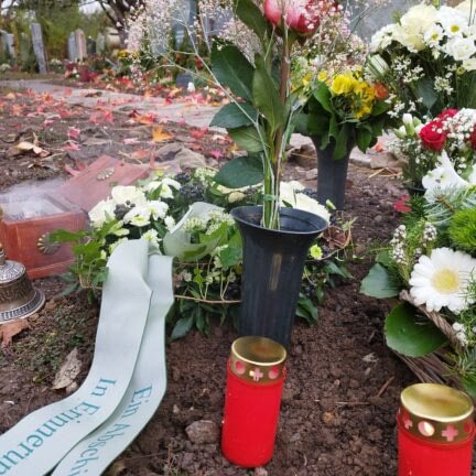 Trauerfeier in der Stadt Zürich - Friedhof Hönggerberg mit Trauerredner - Zen Meister Vater Reding