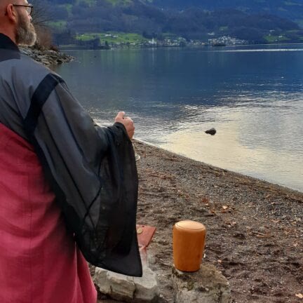 Asche verstreuen Walensee - Ostschweiz - Trauerredner Zen Vater Meister Reding