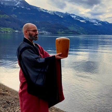 Asche verstreuen Walensee - Ostschweiz - Trauerredner Zen Vater Meister Reding