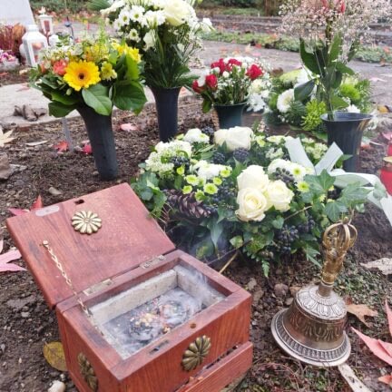 Trauerfeier in der Stadt Zürich - Friedhof Hönggerberg mit Trauerredner - Zen Meister Vater Reding