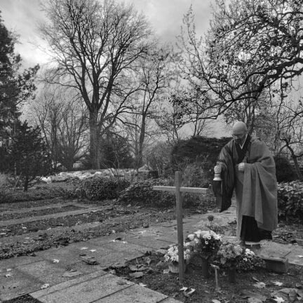 Trauerfeier in der Stadt Zürich - Friedhof Hönggerberg mit Trauerredner - Zen Meister Vater Reding