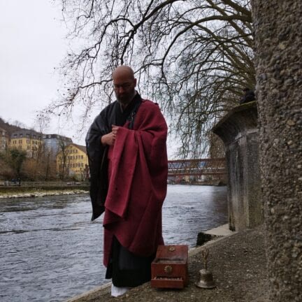 Asche verstreuen am Fluss - Limmat Baden - Trauerredner - Zen Meister Vater Reding