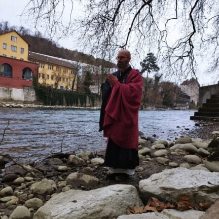 Asche verstreuen am Fluss - Limmat Baden - Trauerredner - Zen Meister Vater Reding