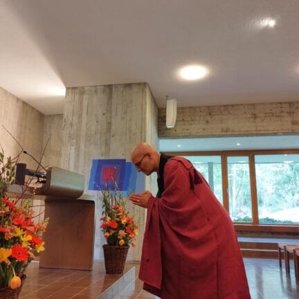 Trauerfeier in der Abdankungshalle mit Abschiedsredner Zen Meister Vater Reding