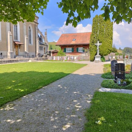 Bennau Einsiedeln Trauerredner und Abschiedsredner für die Beerdigung - Zen Vater Meister Reding