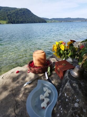 Asche verstreuen am Ägerisee bei der Trauerfeier mit Redner Zen Vater Meister Reding