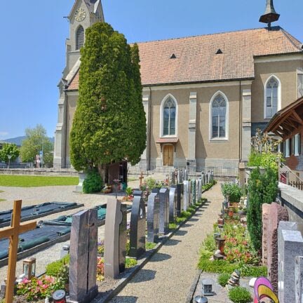 Bennau Einsiedeln Trauerredner und Abschiedsredner für die Beerdigung - Zen Vater Meister Reding