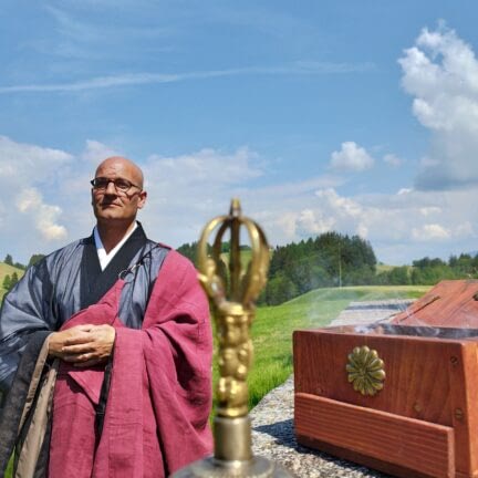 Bennau Einsiedeln Trauerredner und Abschiedsredner für die Beerdigung - Zen Vater Meister Reding