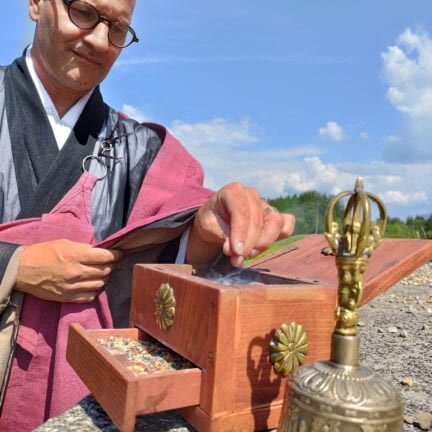 Bennau Einsiedeln Trauerredner und Abschiedsredner für die Beerdigung - Zen Vater Meister Reding