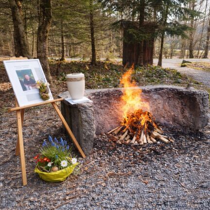 Waldfeuerstelle mit Gedenkaltar