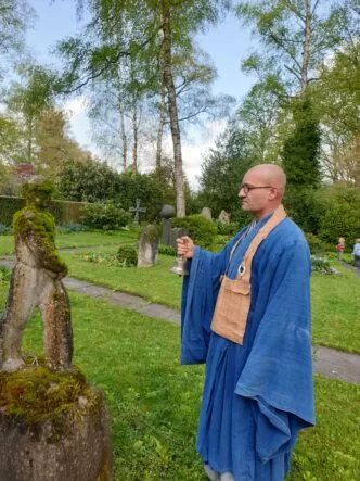 Beisetzung im Familiengrab mit Trauerredner Abt Reding aus dem Honora Zen Kloster