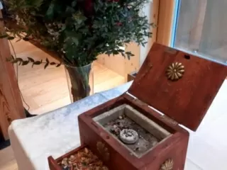 Phönix Ritual bei der Beerdigung - Weihrauch und Sandelholz