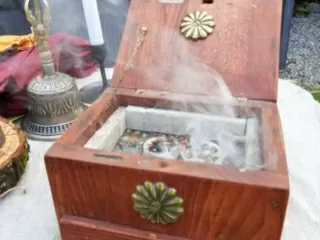 Phönix Ritual bei der Beerdigung - Weihrauch und Sandelholz