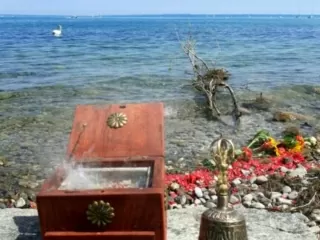 Phönix Ritual bei der Beerdigung - Weihrauch und Sandelholz