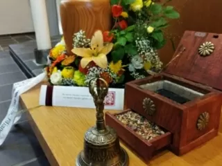 Phönix Ritual bei der Beerdigung - Weihrauch und Sandelholz