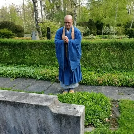Totenruhe mit Zen Vater Meister Reding